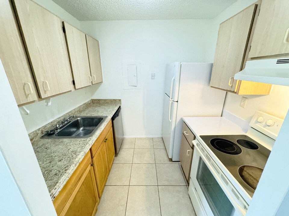 1101 Benoist Farms Rd in West Palm Beach, FL - Building Photo