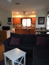 381 Feura Bush Rd, Unit B in Glenmont, NY - Building Photo - Building Photo