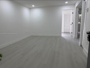 300 W 74th Pl in Hialeah, FL - Building Photo - Building Photo