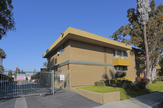 Country Wood Apartments in Lakewood, CA - Building Photo - Building Photo