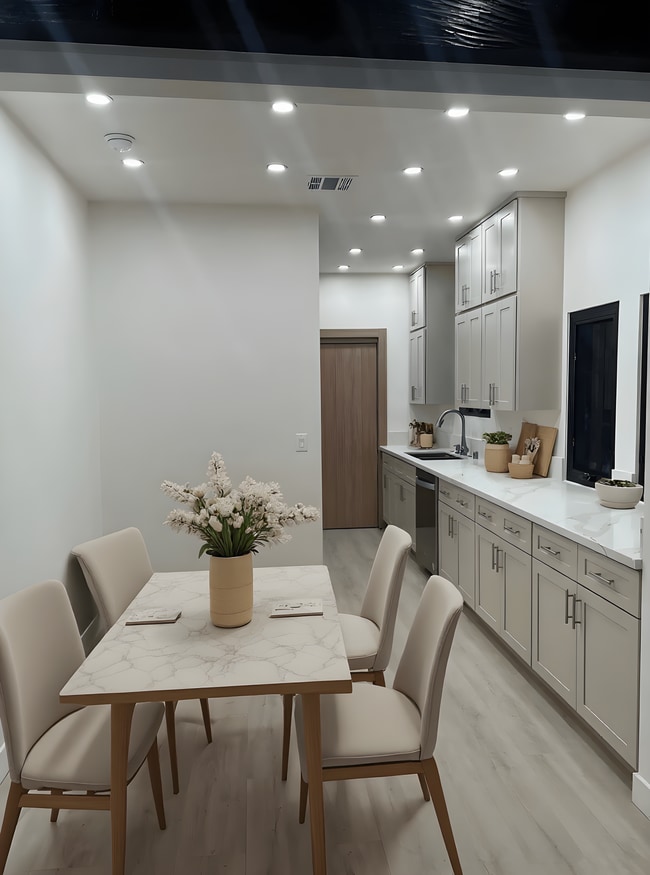 163 N Arnaz Dr, Unit 4 in Beverly Hills, CA - Foto de edificio - Building Photo