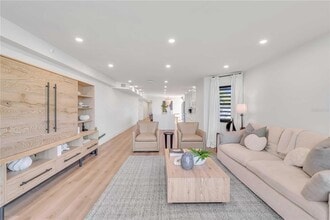 5611 Gulf of Mexico Dr, Unit 1 in Longboat Key, FL - Foto de edificio - Building Photo