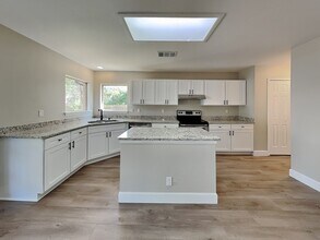 8011 Manderly Pl in Converse, TX - Building Photo - Building Photo