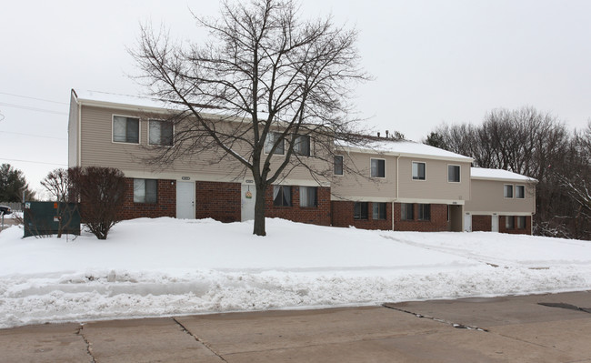 Deerfield Woods Apartments in East Moline, IL - Building Photo - Building Photo