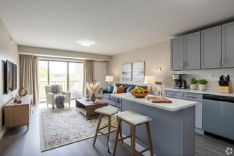 Country Village Towers in Spring Valley, NY - Foto de edificio - Building Photo