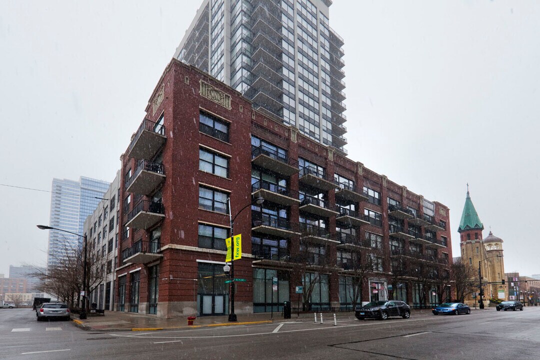 210 S Desplaines St in Chicago, IL - Building Photo