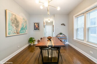3021 N Davlin Ct, Unit 1 in Chicago, IL - Foto de edificio - Building Photo