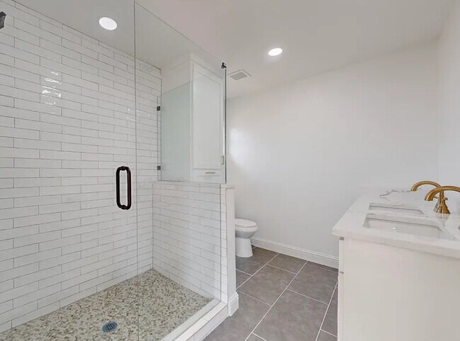 2825 S Montreal Ave in Dallas, TX - Building Photo - Building Photo