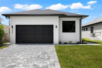 3012 Pine Tree Dr in Naples, FL - Building Photo - Building Photo