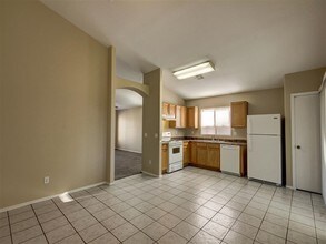 6323 W Winslow Ave in Phoenix, AZ - Foto de edificio - Building Photo