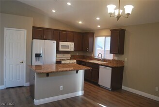 9955 Burton Lake Ct in Las Vegas, NV - Building Photo - Building Photo