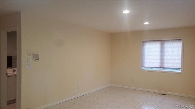 57 Sage Hollow Ct in Dix Hills, NY - Building Photo - Building Photo