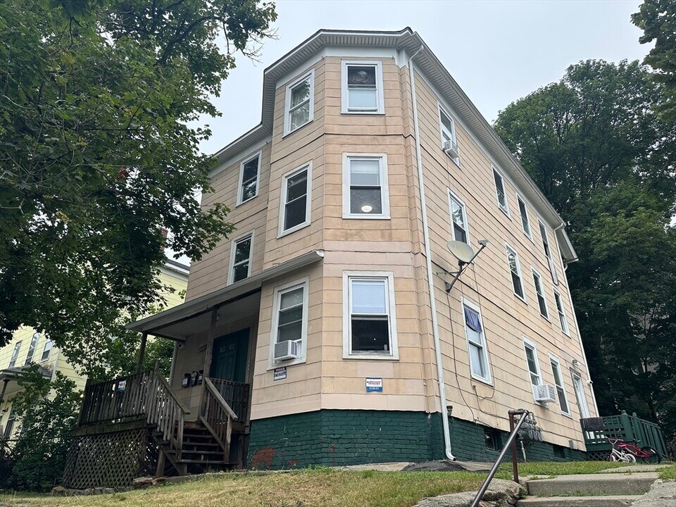 14 Hooper St in Worcester, MA - Building Photo