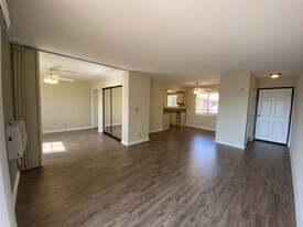 300 E Tujunga Ave in Burbank, CA - Building Photo