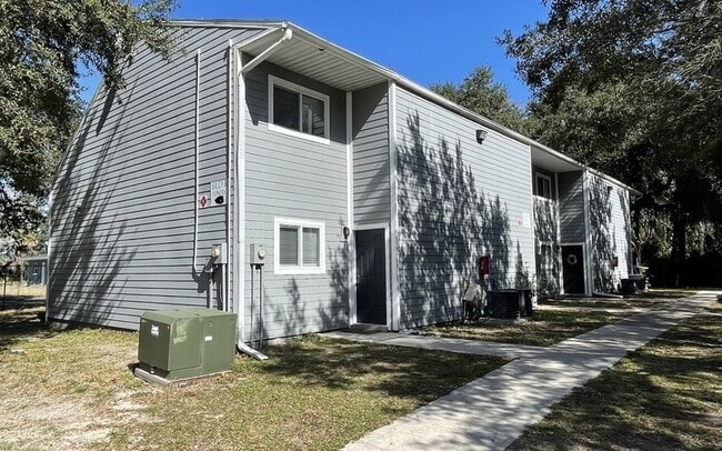 property at 101 E Rhodes Dr