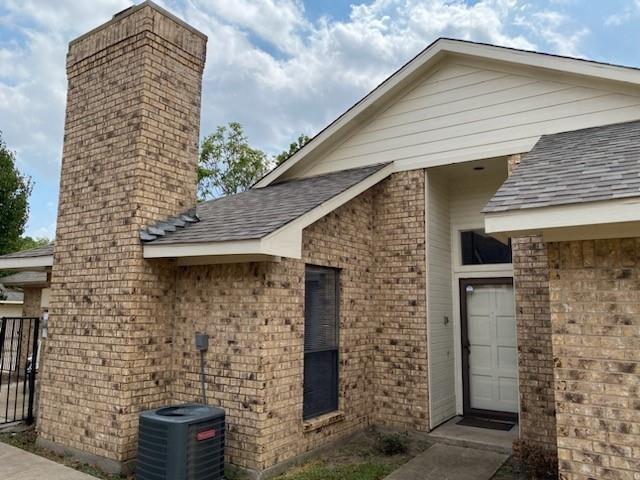 2104 Peakwood Dr in Garland, TX - Building Photo