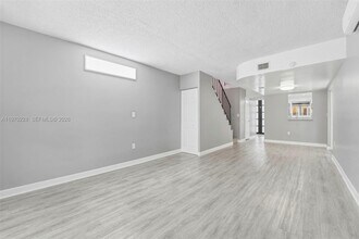 1096 W 42nd Pl in Hialeah, FL - Building Photo - Building Photo