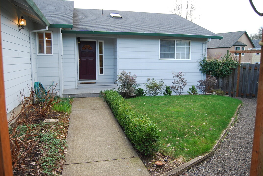 939 SW Fellows Ct in McMinnville, OR - Building Photo