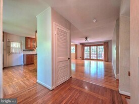 2215 Collingwood Rd in Alexandria, VA - Building Photo