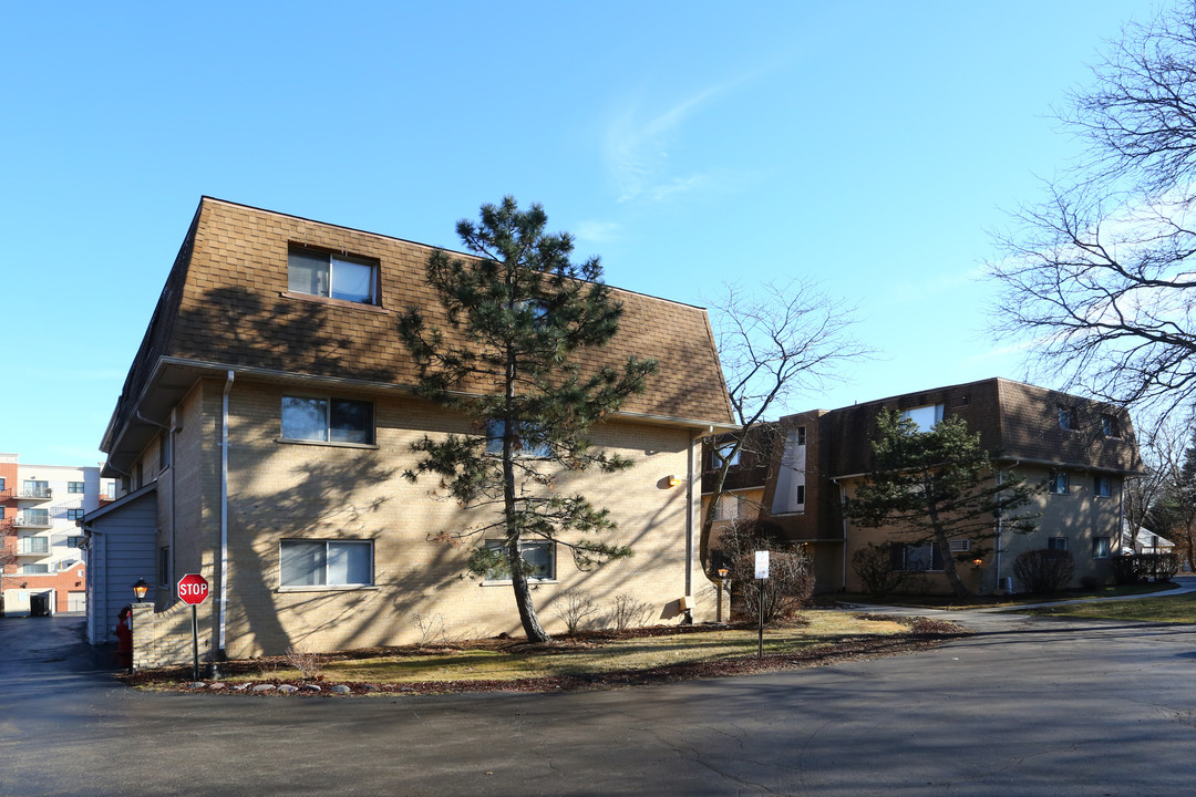 Tall Pines in Roselle, IL - Foto de edificio