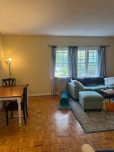 112 Lake Shore Rd, Unit 1 in Boston, MA - Building Photo - Building Photo