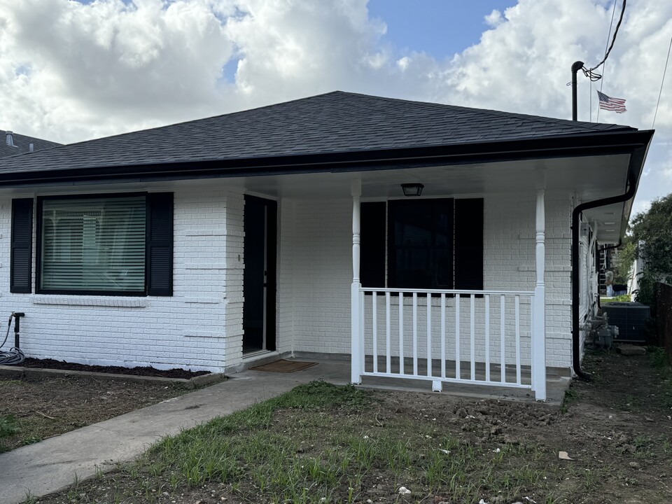 240 Angela St in Arabi, LA - Building Photo