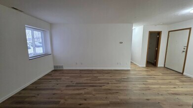 25735 Lorain Rd, Unit 18 in North Olmsted, OH - Foto de edificio - Building Photo