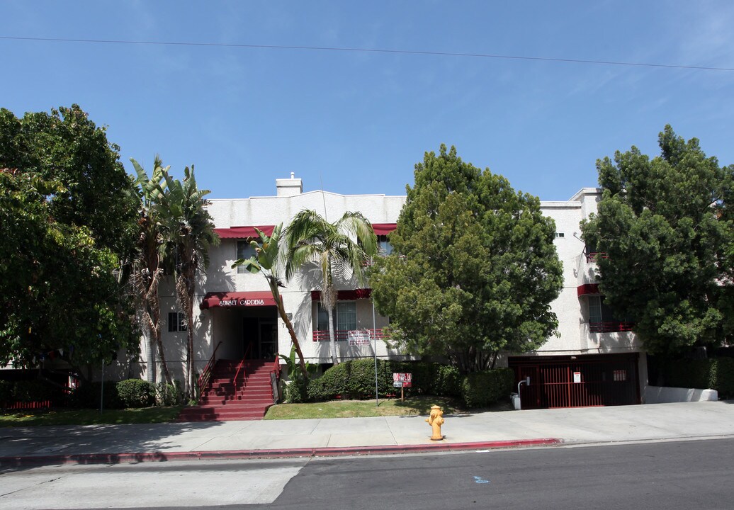 Sunset Gardens Courtyard in Canoga Park, CA - Building Photo