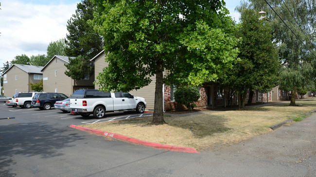 Carrington Square in Portland, OR - Foto de edificio - Building Photo