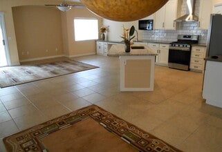 81 Dow Jones St in Henderson, NV - Foto de edificio - Building Photo