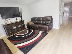 10700 NW 7th St in Miami, FL - Building Photo - Building Photo