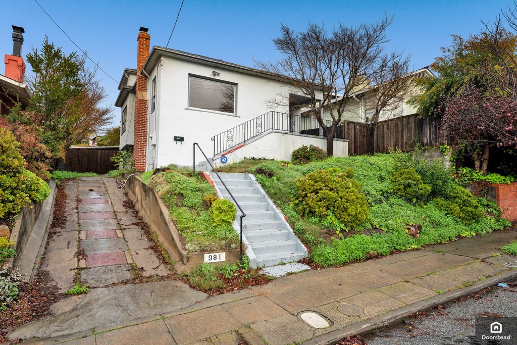 981 Warfield Ave in Oakland, CA - Building Photo