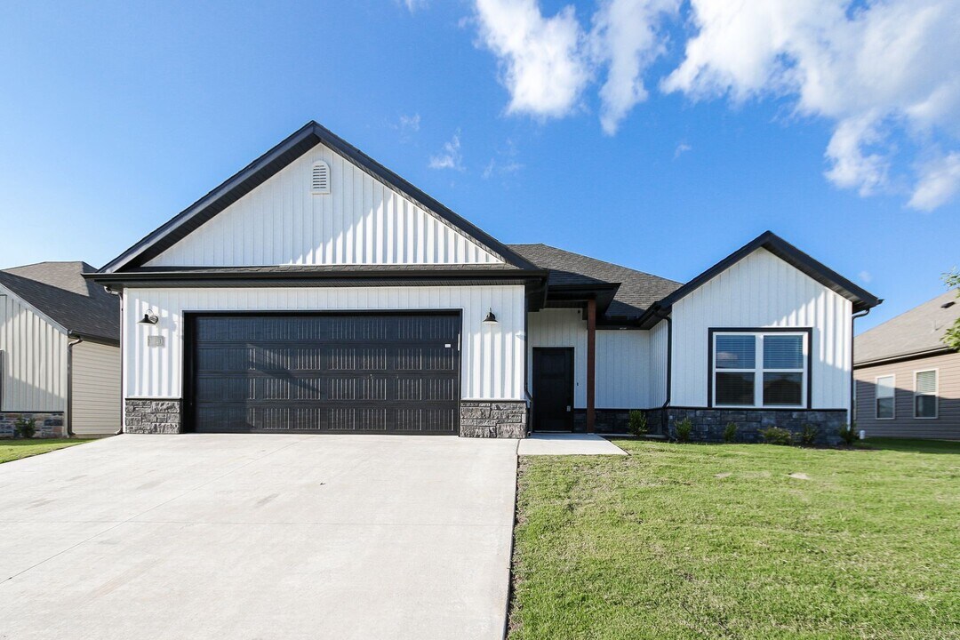 1040 Sunshine Ct in Centerton, AR - Building Photo