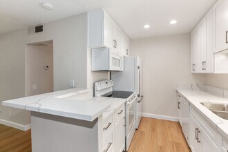 6416 Friars Rd, Unit 221 in San Diego, CA - Building Photo - Building Photo
