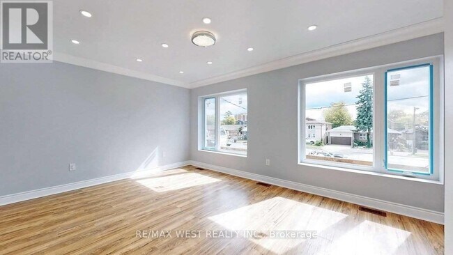 656 Sheppard Ave W in Toronto, ON - Building Photo - Building Photo