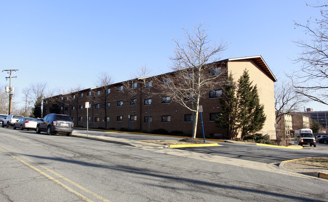 Rosedale Manor in Falls Church, VA - Building Photo - Building Photo