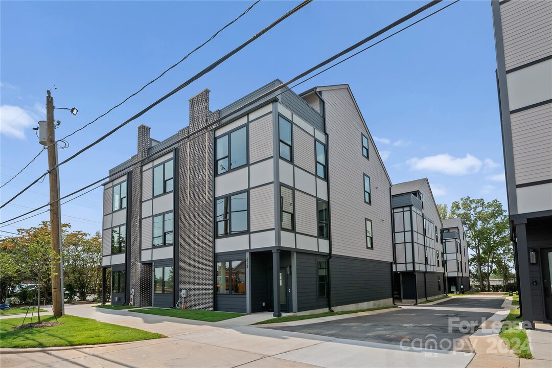 223 Freeland Ln in Charlotte, NC - Foto de edificio