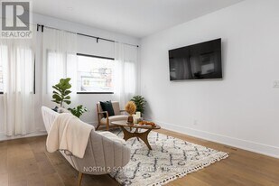 918 Manning Ave in Toronto, ON - Building Photo