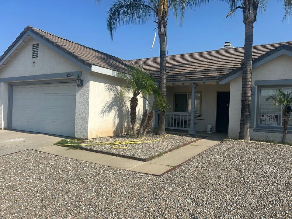 25562 Calabria Dr in Moreno Valley, CA - Foto de edificio