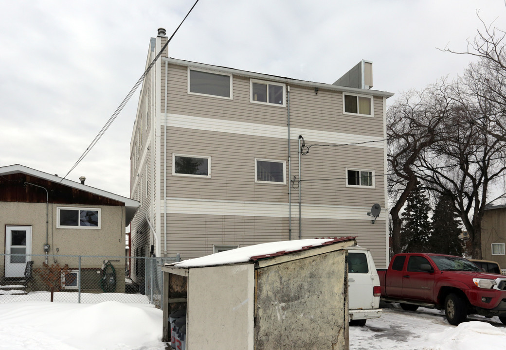 10665 96th St NW in Edmonton, AB - Building Photo