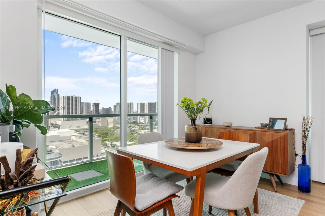 1900 N Bayshore Dr, Unit 2211 in Miami, FL - Foto de edificio