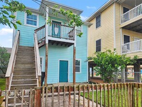 5617 Avenue R in Galveston, TX - Foto de edificio - Building Photo