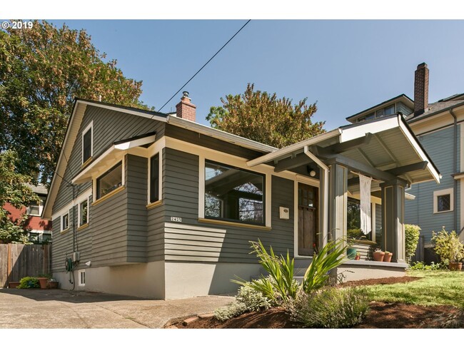 2425 SE Madison St in Portland, OR - Building Photo - Building Photo