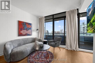 18 Yorkville Ave in Toronto, ON - Building Photo - Building Photo