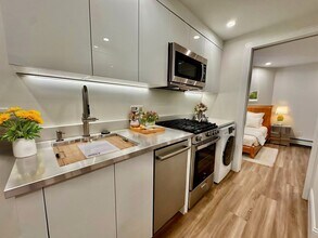 8 Grove St, Unit A in Boston, MA - Foto de edificio - Building Photo