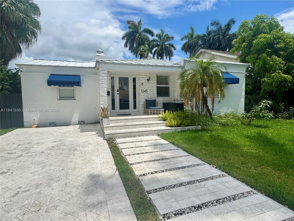 1245 Van Buren St in Hollywood, FL - Building Photo
