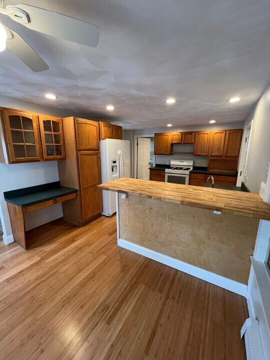 10 Mission Pl in Lowell, MA - Building Photo