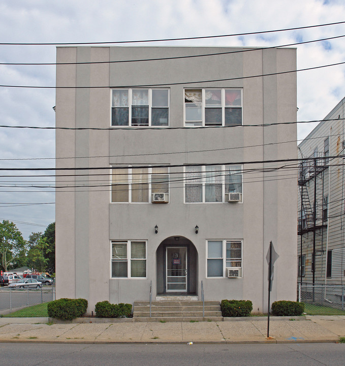 5 Lake St in Patchogue, NY - Building Photo