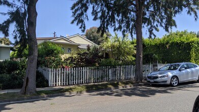 1043 Pacific St in Santa Monica, CA - Foto de edificio - Building Photo