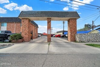 333 Eubank Ct in El Paso, TX - Building Photo - Building Photo